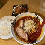 坦々麺　四川 - ◎白胡麻担々麺ランチ¥900(3辛)
      ランチは4種から選べる惣菜(油淋鶏)とご飯の構成
      ※ご飯はお代わり無料