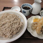 蕎麦 みろく - おつまみとおまけそばの次には、天ぷらとそばが。（昼のおきまり）