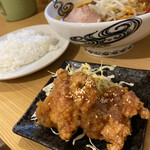 坦々麺　四川 - ◎白胡麻担々麺ランチ¥900(3辛)
      ランチは4種から選べる惣菜(油淋鶏)とご飯の構成
      ※ご飯はお代わり無料