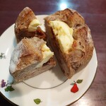 DOLICE VITA - チーズとミックスナッツのライ麦パン(250円)