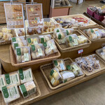 道の駅 湯の川 - 地元パン、ズラリと並んだ、パン祭り(*'ω'*)