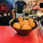横浜家系ラーメン 大輝家 - 食べ放題味玉はカウンター上部にあります。