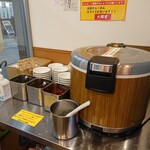 横浜家系ラーメン 大輝家 - 終日無料食べ放題はライスバー形式です。