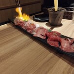 肉と日本酒いぶり - その場で炙ってくれます