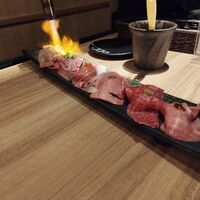 肉と日本酒いぶり 有楽町店 - その場で炙ってくれます