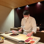 Takaoka - ◎鯖寿司の上に備長炭を乗せて、皮目を炙って行く。