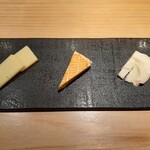 旬蕾 - チーズ三種、左セミハード、中ウォッシュタイプ、右白カビテイストでクリーミー。