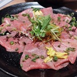 肉と日本酒いぶり - 牛たん刺しアップ