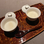 茶禅華 - 温かい杏仁豆腐と冷たい杏仁豆腐