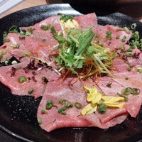 肉と日本酒いぶり 有楽町店 - 牛たん刺しアップ