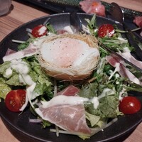 肉と日本酒いぶり 有楽町店 - 巣ごもり風シーザーサラダ