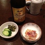 駒形どぜう - ランチ定食用小鉢とお新香、そしてアサヒ熟撰生ビール・中瓶(650円)