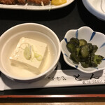 とん㐂 - 冷奴ときゅうりのお新香