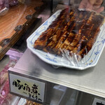 肉の大黒屋 - お惣菜の豚角煮 丁度取り出してもらう所を激写…と言い誤魔化すが単にブレてしまった