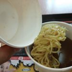 ロッテリア - 麺。スープに投入!!シャッターチャンスがずれる!!さすがスマホ(笑)