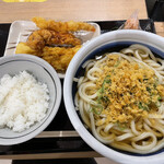 Marugame Seimen - かけうどん(特)、白飯、イカ天、かしわ天、海老天、鮭おにぎり