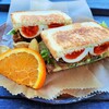 Sandwich parlour 47 - 鉄板で香ばしくグリルしたサンドは、本格的なお料理が挟まれボリューム満点！揚げ立てホクホクのポテトやオレンジ付き