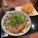 丸亀製麺 - 焼きたて肉うどん・並(¥690) 野菜かき揚げ(¥160)
