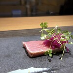 えのもと - ◆本マグロのカルパッチョ仕立て、糸島レモンのソース　うきはのお酢でマリネした紫キャベツ添え