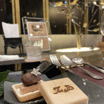 トゥ・ラ・ジョア イズム - 