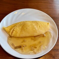 スカイグリルブッフェGOCOCU - 3種のソースから選べる焼きたてオムレツ。和風キノコソースは熱々！
