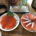 マルトマ食堂 - 鮭のイクラ丼・ご飯少なめ（980円）、特上サーモン丼10キレ・ご飯少なめ（670円）、イカ刺し（300円）