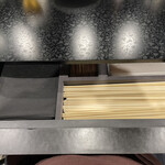 創作麺工房 鳴龍 - カウンター引き出しに箸や紙エプロン