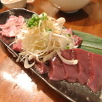 豚小家 - もつ刺し　三点盛り（レバ・ハツ・タン）　1200円