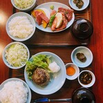 Yakinikuem Mandai - 【上】焼肉定食 1760円 【右】ハンバーグ定食 1540円 万代のランチ定食めちゃくちゃおすすめ！真面目にイチオシ！