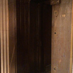 THE CONDER HOUSE - トイレの入り口は、なんと金庫の扉！