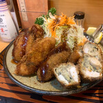 とんかつ一幸 - 左から中濃２貫・醤油１貫・ウスター１貫…
      半分に切ってもらった２貫は、焼き塩で…(*^^*)