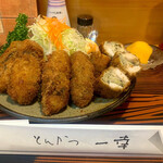 とんかつ一幸 - 通常の牡蠣フライ定食は、
      牡蠣フライが４貫…大船渡湾の恵みが詰まった…
      赤崎産の牡蠣が２個使われてます…
      
      今回は、２貫プラス＋して、
      半分に切ってもらい、きれいな断面を…