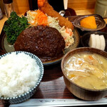 とんかつ一幸 - 病気の快気祝いで頼んだ友人の…
      一幸さんのハンバーグ定食に
      海老フライをトッピングした…
      ハンバーグ ＆ 海老フライ定食〜♪(*^^*)♡