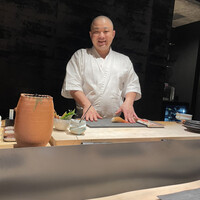 鮨 梢 - ボタンエビの大きさは、お出しするものの大体倍です、とご説明中の大将