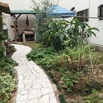 めぐる - ここを通って店内へ♪