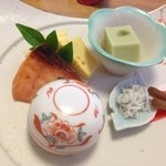 Midori Kawa - 時計周りにゴマ豆腐、フキとシラス、小鉢小松菜お浸し、焼き鮭、卵焼き