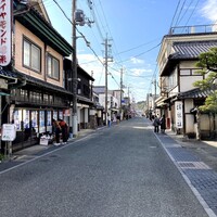 丹波篠山　近又 - 二階町通り沿いにあります。この日は休日ということもあり、観光客と思しき人達が、建ち並ぶお店を訪ね歩いておられました。車の往来も激しかったですよ。城下町の雰囲気を残す町並みが良いですね。