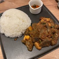 十勝ハーブ牛焼肉 MONMOM - 「十勝ハーブ牛のホルモンカレー　青唐添え」1,200円