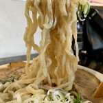 らー麺　Do・Ni・Bo - 平打ちのちぢれ太麺