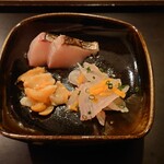 Shokudou Karasu - ▶2品目　お造り
                        ○つぶ貝
                        コリコリ感が楽しい食感で美味しい味わい。
                        これもお酒のツマミにはもってこい。