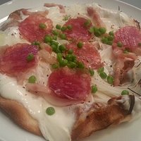 クニオミ - ソーセージのタルトフランベ。食べごたえ十分です。