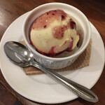 ワインカフェ ルセット - 苺ではなく野苺みたいなソース。酸味が良いですね。