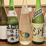 ボンクラ - 日本酒を頼むと瓶を並べてくれる