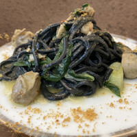 ヴィア トスカネッラ - パスタ①イカ墨が練り込まれた麺とカラスミ、牡蠣のパスタ