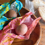 BON OKAWA Karuizawa Chocolate Factory - Inside the round chocolate is a macadamia nut ♡