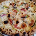 LA CANNA  - いちじくとゴルゴンゾーラのピザ。薄く切られたいちじくが食べやすい。ゴルゴンゾーラとの相性最高。