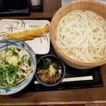 丸亀製麺 - ぶっかけうどん(冷)と、釜揚げうどん(大)。海老の天ぷら。