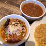 スパイスカフェ - 上:ポークピンダル　下:ラムキーマ