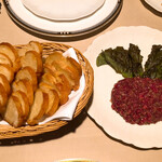 ザンビ - タルタルステーキ　ガーリックトースト添え(馬肉)¥5324