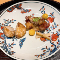 日本料理 研野 - 2時間八丁味噌床につけこんだ焼豚　小芋の唐揚げ